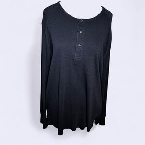 Neiman Marcus Navy Long Sleeve Shirt Henley style with a curved hemline sz large